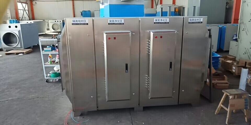 塑料制品車間廢氣處理設(shè)備無任何機械動作，無噪音，無需專人管理和日常維護，只需作定期檢查，本設(shè)備能耗低，設(shè)備風(fēng)阻極低＜50pa,可節(jié)約大量排風(fēng)動力能耗。