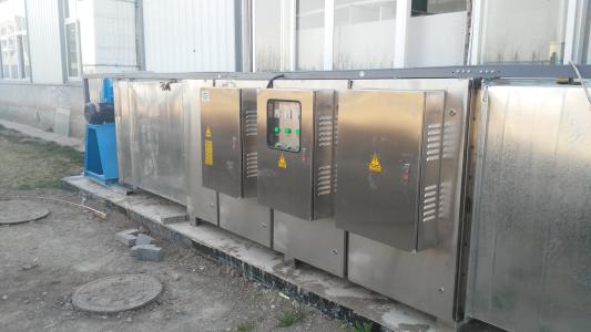 光解凈化設(shè)備 造紙廠制漿廢氣處理設(shè)備設(shè)計(jì)安裝利用UV光解凈化設(shè)備發(fā)出特制的高能UV紫外線光束照射惡臭氣體，裂解H2S、硫化物、VOC類、苯、甲苯、二甲苯的分子鏈結(jié)構(gòu)，使有機(jī)或無機(jī)高分子惡臭化合物分子鏈，在高能紫外線光束照射下，降解轉(zhuǎn)變成低分子化合物，如CO2、H2O等。利用高能UV光束裂解惡臭氣體中細(xì)菌的分子鍵，破壞細(xì)菌的核酸（DNA），再通過臭氧進(jìn)行氧化反應(yīng)，徹底達(dá)到脫臭及殺滅細(xì)菌的目的。
