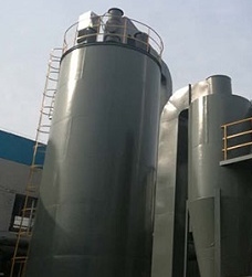 　含焦油霧滴的焦爐煤氣從電捕焦油器下部進入正六角邊蜂窩管，從器上部出來。蜂窩管設置為高壓非勻場電場，蜂窩管為正極(又稱為沉淀極)，蜂窩管中心設有導線(不銹鋼絲)為負極(又稱為電暈極)，煤氣分子在高壓電場的作用下發生電離，在電暈極周圍發生急劇碰撞，產生大量正、負離子，在電暈極以外只有負離子，因而是捕焦油器內部大部分空間內焦油霧滴變為帶負電子的質點，向沉淀極移動，由于管壁與設備外殼接地，帶負電荷的焦油質點到達管壁后放電沉淀于管壁上并集聚器底排出，從而達到除去煤氣中焦油霧滴的目的。