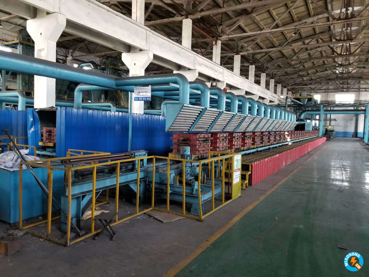 生產鑄造煙氣處理設施常用的是活性炭吸附，活性炭吸附法適用于大風量、低濃度、溫度不高的有機廢氣治理，該法工藝成熟，效果可靠，易于回收有機溶劑，因此被廣泛地應用于化工、噴漆、印刷、輕工等行業的有機廢氣如苯類、酮類的治理。在工業吸附過程中，活性炭是使用為廣泛的一種吸附劑，但它也存在不耐高溫，在濕潤的條件下不能保持很好的吸附能力，易燃，較快達到飽和吸附而失去效用，吸附劑需定期更換的缺點；其次，吸附法會產生二次固體或液體污染物。