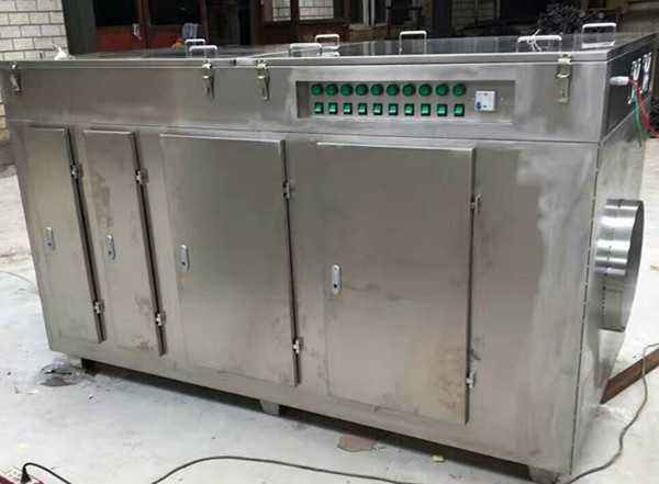 該膠鞋廠除臭設(shè)備的原理就是一系列的化學(xué)反應(yīng)，讓有機(jī)廢氣變成無污染的二氧化碳和水，在該設(shè)備的后面又加入了一個等離子凈化器，藥水洗滌設(shè)備凈化率在百分之八十左右，經(jīng)過等離子凈化器以后凈化率達(dá)到了百分之九十五以上，達(dá)到了當(dāng)?shù)嘏欧艠?biāo)準(zhǔn)，目前已經(jīng)正常使用之中，我們保證每套設(shè)備都會檢測達(dá)標(biāo)，不讓客戶失望。