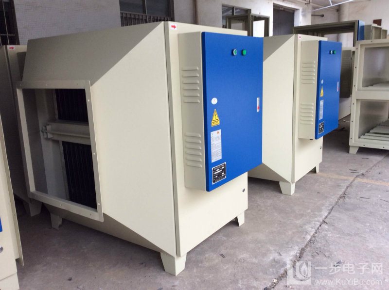  膠鞋廠除臭設(shè)備也有采用采用UV光解廢氣凈化裝置+活性炭吸附床相結(jié)合的方式，確保廢氣處理后完全達(dá)到環(huán)保部門的相關(guān)排放標(biāo)準(zhǔn)。廢氣首先由集氣罩收集經(jīng)管道進(jìn)入UV光解廢氣凈化裝置，處理后再進(jìn)入活性炭吸附床進(jìn)行進(jìn)一步深化處理。