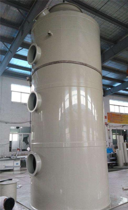 含塵氣體由筒體下部順切向引入，旋轉(zhuǎn)上升，塵粒受離心力作用而被分離，拋向筒體內(nèi)壁，被筒體內(nèi)壁流動的水膜層所吸附，隨水流到底部錐體，經(jīng)排塵口卸出。水膜層的形成是由布置在筒體的上部幾個噴嘴、將水順切向噴至器壁。這樣，在筒體內(nèi)壁始終覆蓋一層旋轉(zhuǎn)向下流動的很薄水膜，達到提高除塵效果的目的。