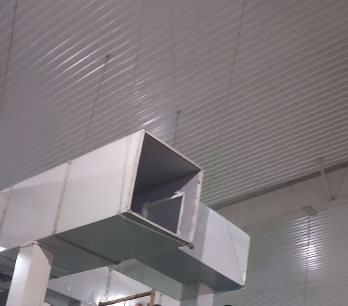 車間水簾風扇負壓風機+降溫水簾通風降溫系統;體后必將成為廠房通風降溫設備的主流。濕簾（水簾）性能特點：采用新材料與空間交聯技術，高吸水、高耐水、抗霉變、耐腐蝕、使用壽命長。產品蒸發比表面大，降溫效率達80%以上。產品含表面活性劑，自然吸水，擴散速度快，效能持久。