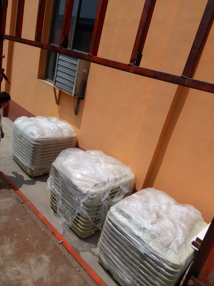 大型工廠降溫需要收益空調結合管道局部崗位送風 而一般大的廠房就可以用水風機整體降溫即可大型廠房面積大、有熱源，如何降溫？安裝環保空調輸送大量涼爽鮮風進入車間；大量涼風中和車間內溫，吹人吹設備效果更佳；百平方只需一度電，降溫同時還可改善異味；舒適的工作環境、大大提高員工生產效率。