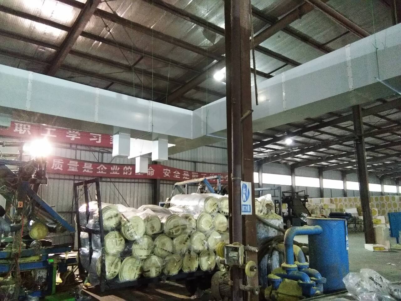 大型節(jié)能吊扇舒適的自然風(fēng)解決了以下問題  1、物流園多為鋼結(jié)構(gòu)現(xiàn)場，到了夏天，室內(nèi)溫度比室外溫度高！  2、工作場所面積大的空氣不流通等，員工的工作環(huán)境普遍不好，工作效率低，有時(shí)會因悶熱而中暑。  3、工廠工作環(huán)境差，員工流動(dòng)性大，企業(yè)人工費(fèi)增加。  4、物流現(xiàn)場、倉庫面積大，員工分散，主要用于堆積貨物，降溫?fù)Q氣設(shè)備難以選擇！