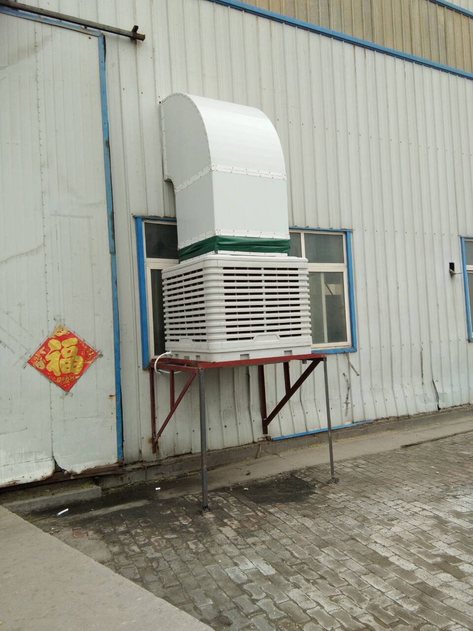 　車間降溫設(shè)備是根據(jù)水蒸發(fā)吸熱降溫的物理原理進(jìn)行降溫的，所以該降溫設(shè)備運(yùn)行成本是極低的。這樣人員的降溫問(wèn)題解決了，投資成本也能控制在合理的范圍。