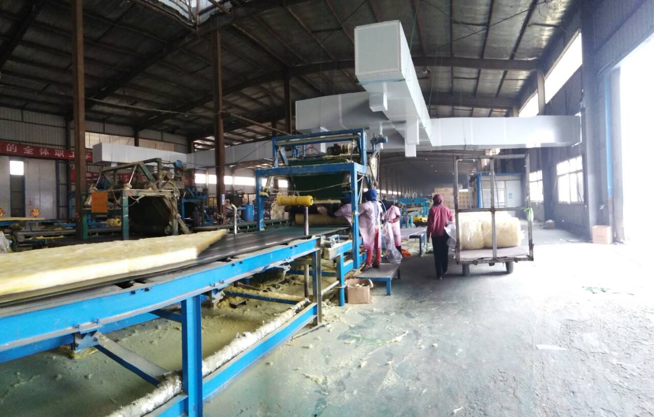 對(duì)車間內(nèi)工作的工人是一種煎熬，為了避免一些車間會(huì)產(chǎn)生工人中暑，車間降溫是企業(yè)公司必須進(jìn)行的。特別是到夏季了，很多廠房車間就要考慮高溫問(wèn)題了，一般的方法效果不大，還多花錢，尤其是在廠生產(chǎn)車間，溫度高，不能保證的品質(zhì)。因此，選擇適合的車間降溫設(shè)備是夏季降溫的關(guān)鍵。