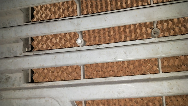 蒸發降溫系統的原理就是加濕水簾紙的表面并從紙的表面蒸發出水蒸氣。空氣經過水簾紙的進風管的長度和角度，會對得到的水蒸氣的量造成影響。當空氣穿過水簾紙的時候，3/8英寸（1cm）的進風管直徑可以產生很好的氣體阻力，因為當氣體通過水簾紙時會產生摩擦力，摩擦力引起溫度上升，會產生較高水平的蒸發作用。