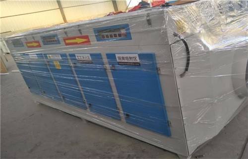 噴漆房廢氣處理裝置活性炭吸附裝置采用的是前邊有初效過濾棉或者活性炭棉，阻擋油漆顆粒物，然后采用V型過濾網(wǎng)，過濾掉比較細(xì)微的顆粒物，然后再引入設(shè)備的活性炭吸附區(qū)，通過蜂窩活性炭、柱狀活性炭或者顆粒狀活性炭進(jìn)行吸附，吸附之后的廢氣再排放。