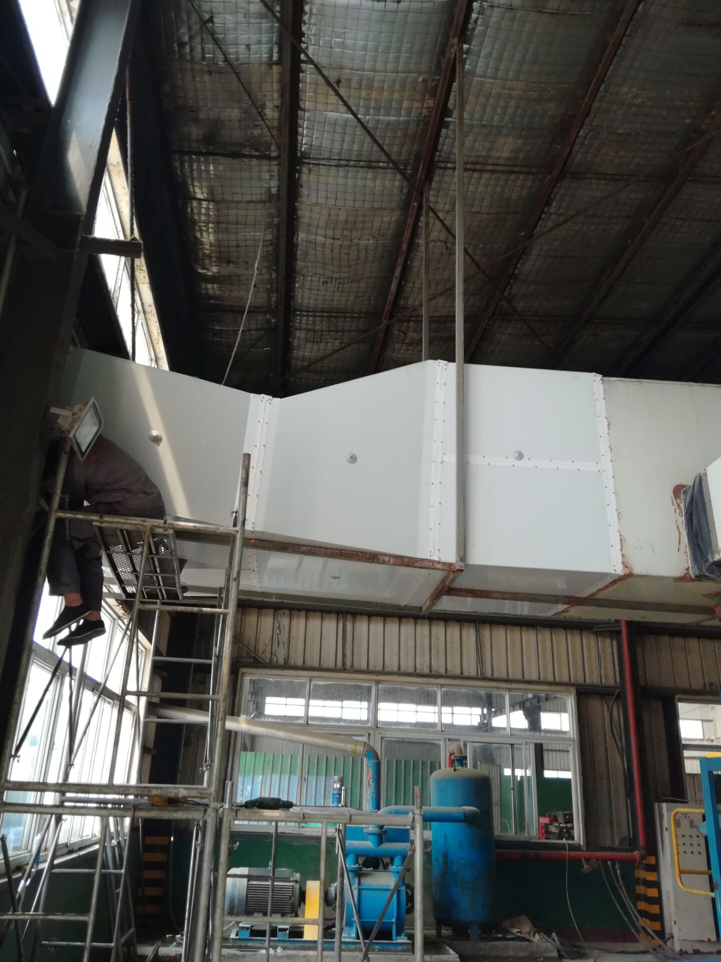 通風透氣 在整個系統的相互配合下抽風風機迅速排走室內人員、機器產生的熱氣、廢氣、異味避免了廢氣及異味對人體的。整個室內空氣快可以在一分鐘內更新一次這是一般空調所無法達到的效果。