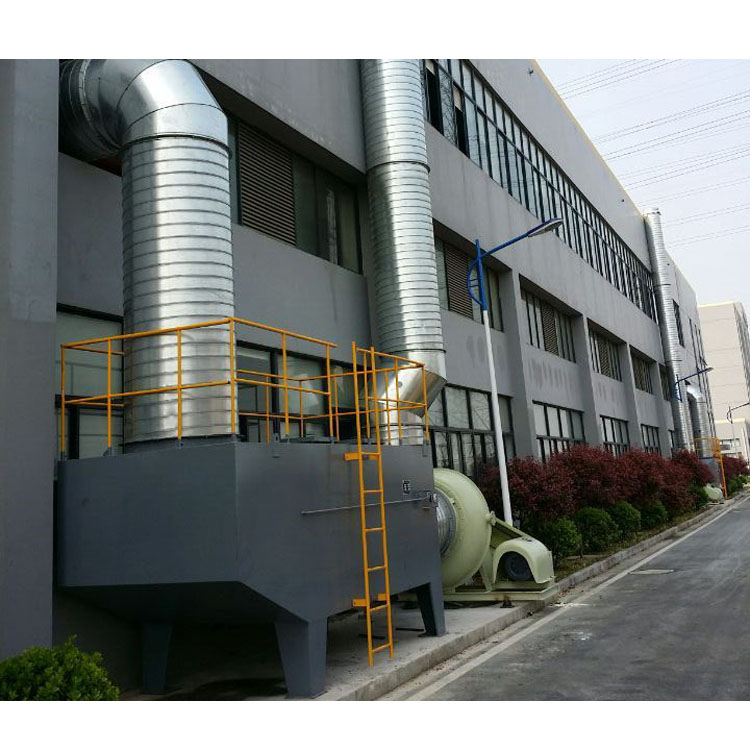 合成香料的精細化工生產企業，主要有醇類、酮類、醛類、酯類、酸類、醚類和酰胺類等七大類十多個香料品種，其使用的原材料主要為乙醛、乙醇、甲苯、乙酸等有機原料，其產生的廢氣也都是含有醛類、醇類、酮類、酯類、酸類、醚類的有機廢氣，廢氣經～套8000立方/,b時堿洗加活性炭吸附裝置處理后，經3O米煙囪排放，雖然廢氣排口污染物含量符合標準，但排放中的異味還是不能有效去除，廢氣需要進一步處理，消除潛在危害