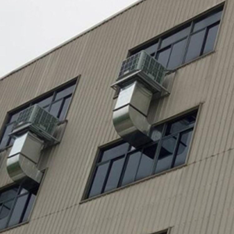 安裝濕簾冷風機并使用的同時，可以不關閉門或窗戶，通風效果好，同時提高降溫效果。為確保工作環境的舒適度，在生產車間安裝工業節能環保空調，既換氣除塵，又通風降溫，增加車間空氣含氧量。濕簾冷風機、水空調、冷氣機，采用先進的技術，集降溫、除塵、換氣、祛味于一體的節能降溫新產品。