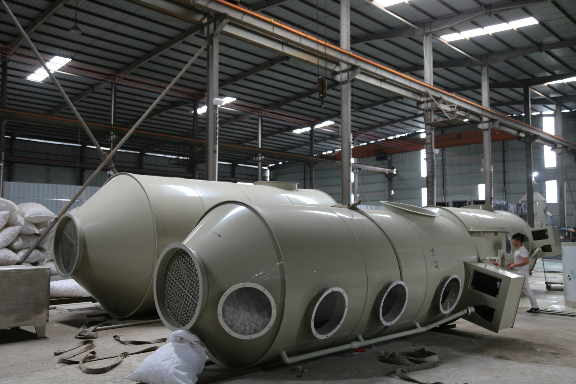 　噴淋塔是一種新型的工業廢氣處理設備，采用新型PP材質（聚丙烯）。它是在可浮動填料層工業廢氣凈化器的基礎上改進而產生的，廣泛應用于工業廢氣處理、除塵等方面的前處理，凈化效果很好,是目前酸堿廢氣處理中常用也實用的一款處理設備。