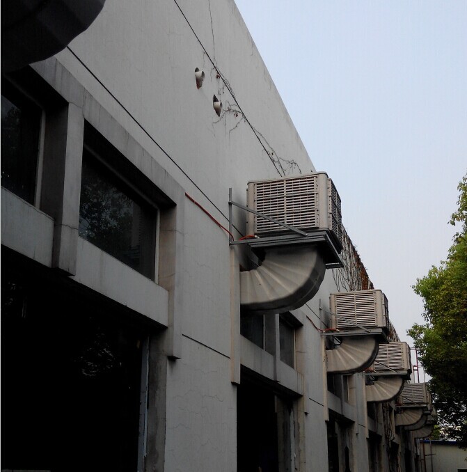 塑料瓶蓋廠怎么降溫工位送風(fēng)系統(tǒng)設(shè)計(jì) 五金加工車(chē)間降溫通風(fēng)方案 五金加工車(chē)間降溫通風(fēng)方案 機(jī)械配件廠房降溫?fù)Q氣設(shè)備安裝 機(jī)械配件廠房降溫?fù)Q氣設(shè)備安裝 橡膠傳送帶廠高溫怎么通風(fēng)降溫？ 橡膠傳送帶廠高溫怎么通風(fēng)降溫？ 紡織廠工位管道送風(fēng)降溫方法 紡織廠工位管道送風(fēng)降溫方法 車(chē)間廠房降溫為什么選擇環(huán)保空調(diào) 車(chē)間廠房降溫為什么選擇環(huán)保空調(diào) 魚(yú)粉飼料車(chē)間排風(fēng)降溫除臭方法 魚(yú)粉飼料車(chē)間排風(fēng)降溫除臭方法 門(mén)窗廠降溫怎么做？工廠送風(fēng)降溫案例 門(mén)窗廠降溫怎么做？工廠送風(fēng)降溫案例